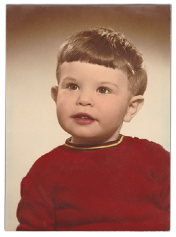 Garçon au pull rouge